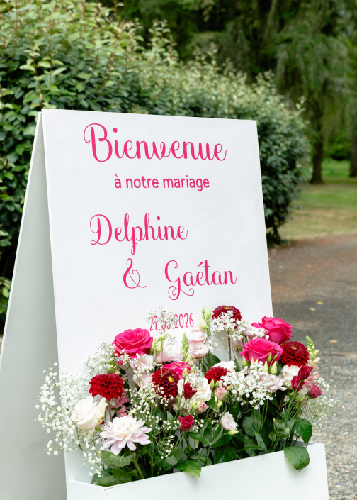 Panneau d'accueil de mariage personnalisé « Bienvenue à notre mariage » orné de roses rouges et de gypsophile